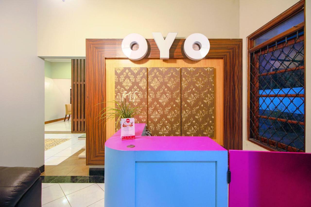 Oyo 1195 The Doctor'S Guest House Syariah Kejayan Exterior photo