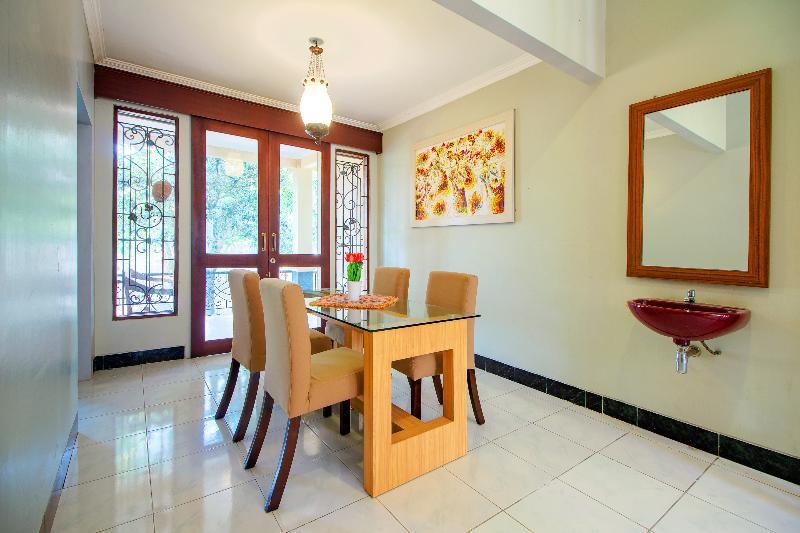 Oyo 1195 The Doctor'S Guest House Syariah Kejayan Exterior photo